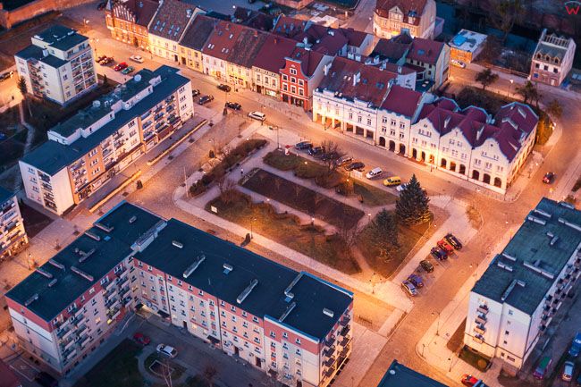 Lidzbark Warm. dn. 06.04.2016 r. Plac Powstancow Warszawy w wieczornej scenerii. EU, Pl, warm-maz. Lotnicze.